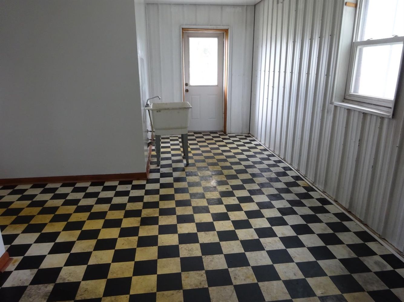 103 N Main St, Wanatah, IN 46390